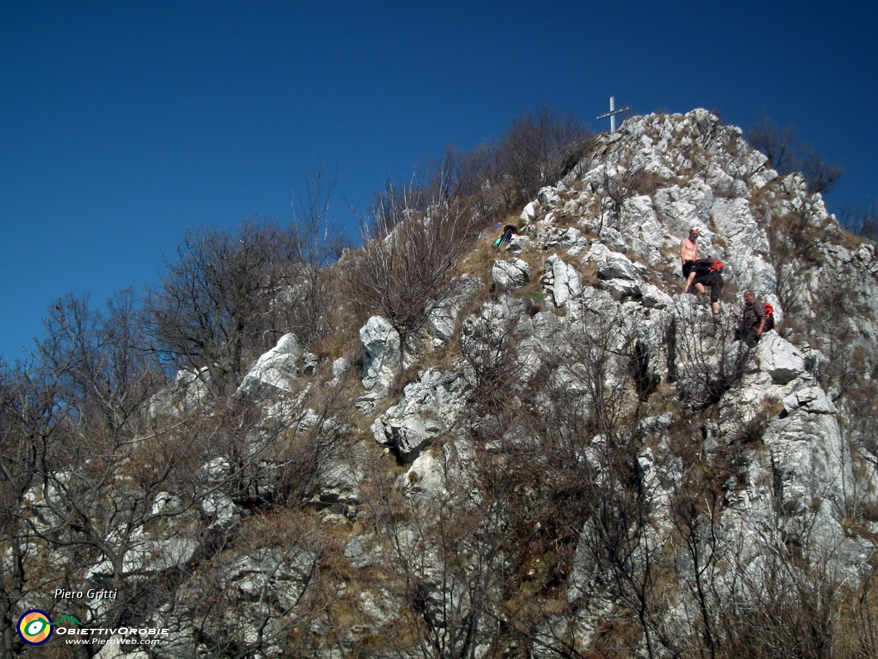 27 tratto impegnativo su roccette in cresta....JPG